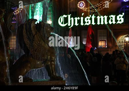 Leicester, Leicestershire, Regno Unito. 18 novembre 2021. Un bambino guarda una fontana durante le luci di Natale con l'evento. Credit Darren Staples/Alamy Live News. Foto Stock