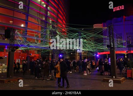 Leicester, Leicestershire, Regno Unito. 18 novembre 2021. Una coppia prende un selfie sotto l'installazione Rhizome Light durante le luci di Natale con on evento. Credit Darren Staples/Alamy Live News. Foto Stock