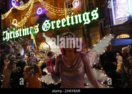 Leicester, Leicestershire, Regno Unito. 18 novembre 2021. Un intrattenitore vestito come una fata durante le luci di Natale con l'evento on. Credit Darren Staples/Alamy Live News. Foto Stock