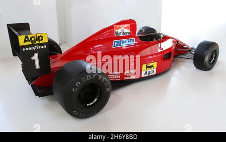 Alain Prosts classica Ferrari di Formula uno in mostra in camera bianca Foto Stock