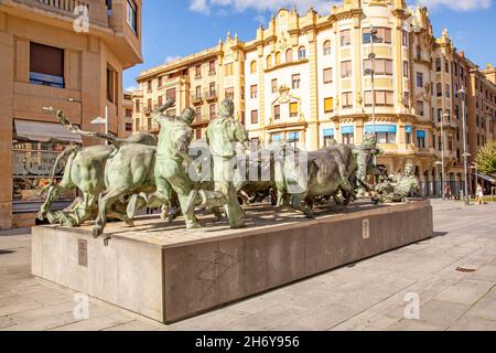 Statua di bronzo per la corsa dei tori in via Estafeta nella città spagnola di Pamplona Navarra Nord Spagna Foto Stock