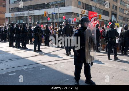 Toronto, Ontario, Canada - 06/25/2010 : migliaia di attivisti marciano lungo la strada del college con manifesti e striscioni, mentre partecipano ad un protes Foto Stock