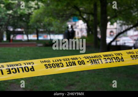 Toronto, Ontario, Canada - 06/04/2010: NASTRO BARRIERA DELLA LINEA DI POLIZIA istituito sulle scene del crimine Foto Stock