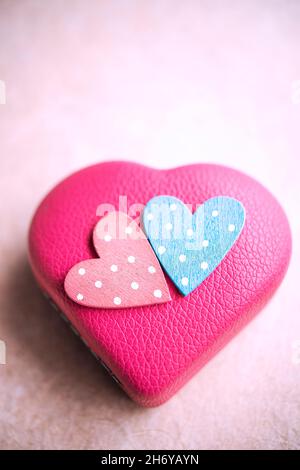Due cuori decorativi sulla parte superiore di una scatola a forma di cuore Foto Stock