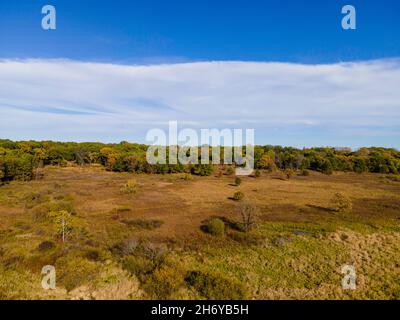 Veduta aerea dell'Arboreto della University of Wisconsin, Madison, Dane County, Wisconsin, USA, in un bel pomeriggio di giorno d'autunno. Foto Stock