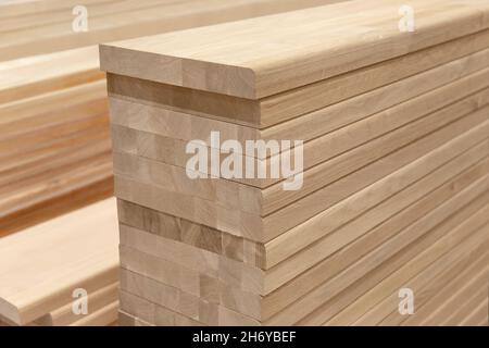 Tavole di incollaggio per file di bordi, pile di tavole di legno resistenti in un negozio o in un cantiere. Legname di legno grezzo naturale, legname, legno industriale Foto Stock
