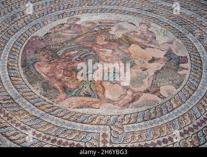 Mosaico romano raffigurante la Tesi e il Minotauro nella Casa di Teseo a Nea Paphos Archeological, Cipro Foto Stock