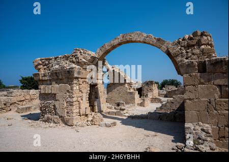 Castello di Saranda Kolones, Parco archeologico di Nea Paphos, Cipro. Archi nelle antiche rovine del 7th secolo. Foto Stock