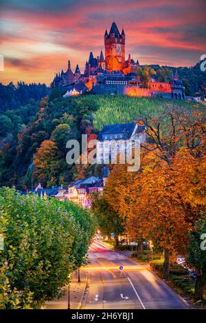 Cochem, Germania. Storica città romantica illuminata di notte sulla valle del fiume Mosella, Renania-Palatinato in rosso autunno colori, Foto Stock