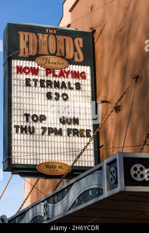 Edmonds, WA, USA - 17 novembre 2021; Marquee on the Edmonds Theatre. I film attualmente in riproduzione sono mostrati sulla struttura classica Foto Stock