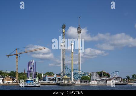 Vista delle montagne russe a Grona Lunds Tivoli in una giornata estiva a Stoccolma, Svezia Foto Stock