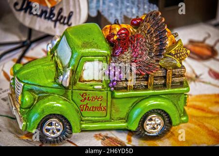 Thanksgiving Farm Truck tavolo decorazione - torna riempito con tacchino e raccolto prodotti - ringraziare scritto su porta -fuoco selettivo. Foto Stock