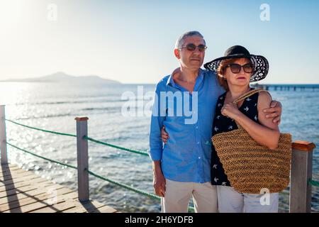 Coppia di famiglie anziane che camminano sul molo vicino al Mar Rosso. Le persone in pensione godendo la vacanza in Egitto tropicale godendo il paesaggio. Foto Stock