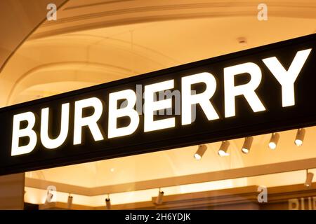 MOSCA, RUSSIA - 10 AGOSTO 2021: Logo del negozio al dettaglio di marca Burberry singboard sul negozio. Foto Stock