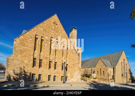 Vista soleggiata della Chiesa Metodista unita dell'Università di Tulsa in Oklahoma Foto Stock