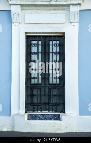 Porta nera con finiture bianche e blu, Old San Juan, Puerto Rico Foto Stock