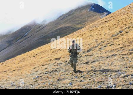 Camp Bondsteel, Kosovo. 2 novembre 2021. L'Esercito degli Stati Uniti OR-5 Michael Dillon discende il Monte Ljuboten durante il concorso KFOR 29 miglior guerriero in Kosovo. Soldati statunitensi, lettoni, polacchi e turchi hanno partecipato a un concorso Best Mountain Warrior su Camp Bondsteel e Mount Ljuboten, 1-3 novembre 2021. La competizione includeva un'escursione a tempo, un test scritto, un consiglio e stazioni che provavano varie abilità soldato. Credit: U.S. Army/ZUMA Press Wire Service/ZUMAPRESS.com/Alamy Live News Foto Stock