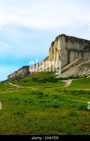 Foto della penisola autunnale della Crimea, della roccia bianca di AK-Kaya, del distretto di Belogorsky, del fiume Biyuk-Karasu, dell'era Musteriana, Gli insediamenti della SA Foto Stock