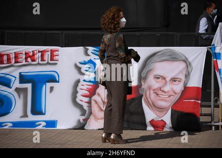 Santiago, Metropolitana, Cile. 18 Nov 2021. I sostenitori del candidato del Partito Repubblicano Jose Antonio Kast durante la chiusura della campagna in vista delle elezioni che si terranno in Cile il 21 novembre. (Credit Image: © Matias Basualdo/ZUMA Press Wire) Foto Stock