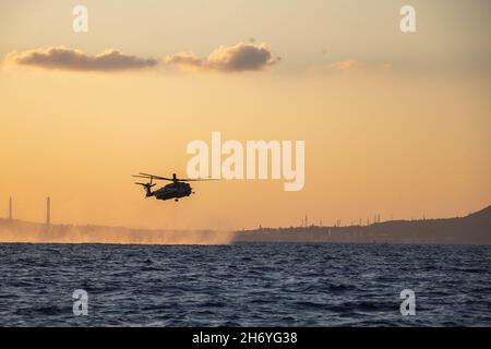 Okinawa, Giappone. 1 novembre 2021. I Marines USA con 3d Reconnaissance Battagion, 3d Marine Division, conducono un addestramento Helocast su Okinawa, Giappone, 1 novembre 2021. Marines ha condotto un addestramento di helocast come parte della loro valutazione di preparazione di combattimento del corpo Marino, concentrandosi su metodi differenti di inserimento ed estrazione, occupazione costante di comunicazioni ed ha aumentato la fiducia. Credit: U.S. Marines/ZUMA Press Wire Service/ZUMAPRESS.com/Alamy Live News Foto Stock