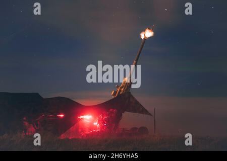 Grafenwoehr, Germania. 25 ottobre 2021. I paracadutisti dell'esercito degli Stati Uniti hanno assegnato al 4° Battaglione, il 319° Airborne Field Artillery Regiment fuoco un Howitzer M777A2 durante una notte di artiglieria campo esercizio di fuoco vivo. Questa formazione fa parte dell'esercizio Bayonet Ready 22 presso il Joint Multinational Training Center nella Grafenwoehr Training Area, Germania, dal 25 ottobre 2021. Credit: U.S. Army/ZUMA Press Wire Service/ZUMAPRESS.com/Alamy Live News Foto Stock