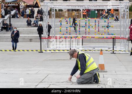 Londra UK 19 novembre 2021, National Lottery presenta a Trafalgar Square un'installazione di opere d'arte "CHANGE", per celebrare il suo 27° compleanno. Creato da 636 palline per la lotteria per rappresentare i 636,000 progetti finanziati dal 1994. Credit: Xiu Bao/Alamy Live News Foto Stock