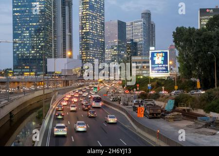 Traffico pesante sull'autostrada 20 più comunemente l'autostrada Ayalon come visto dal ponte Hashalom in Tel Aviv israele Foto Stock