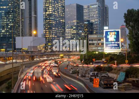 Traffico pesante sull'autostrada 20 più comunemente l'autostrada Ayalon come visto dal ponte Hashalom in Tel Aviv israele Foto Stock