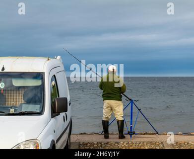 LOSSIEMOUTH, MORAY, SCOTLAND, UK - 18 NOVEMBER 2021 - questa è una scena nel mese di novembre della spiaggia bagnata di Lossiemouth, Moray, Scozia. Foto Stock