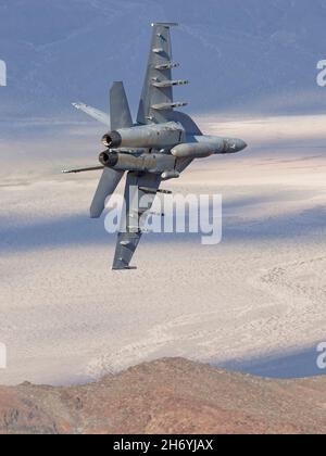 Boeing F/A-18E Hornet volò dallo squadrone della Marina degli Stati Uniti VFA-25 'pugno della flotta' da NAS Lemore Flying attraverso la Valle della morte durante il 2019 Foto Stock