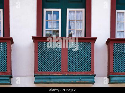 Balconi sulla facciata di Ouro Preto, Brasile Foto Stock