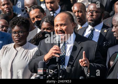 Brunswick, Stati Uniti. 18 Nov 2021. Martin Luther King III, si rivolge a più di 500 pastori neri e sostenitori riuniti fuori dal tribunale della contea di Glynn il 18 novembre 2021 a Brunswick, Georgia. Il processo degli imputati Greg McMichael, Travis McMichael, e un vicino, William 'Roddie' Bryan continuò all'interno del tribunale. Credit: Planetpix/Alamy Live News Foto Stock