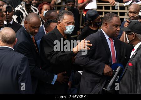 Brunswick, Stati Uniti. 18 Nov 2021. Jesse Jackson, centro, è scortato attraverso la folla durante l'evento Wall of Prayer a sostegno della giustizia per Ahmaud Arbery al di fuori del Glynn County Courthouse 18 novembre 2021 a Brunswick, Georgia. Il processo degli imputati Greg McMichael, Travis McMichael, e un vicino, William 'Roddie' Bryan continuò all'interno del tribunale. Credit: Planetpix/Alamy Live News Foto Stock