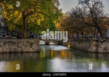 NIMES, FRANCIA - 6 NOVEMBRE 2021: Quai de la Fontaine, Nîmes Francia meridionale Foto Stock