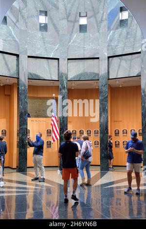 Cooperstown, New York, Stati Uniti. Visitatori nella galleria dei giocatori presso la National Baseball Hall of Fame and Museum. Foto Stock