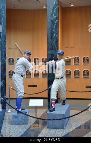 Cooperstown, New York, Stati Uniti. Statue di Babe Ruth e Ted Williams nella galleria dei giocatori presso la National Baseball Hall of Fame and Museum. Foto Stock