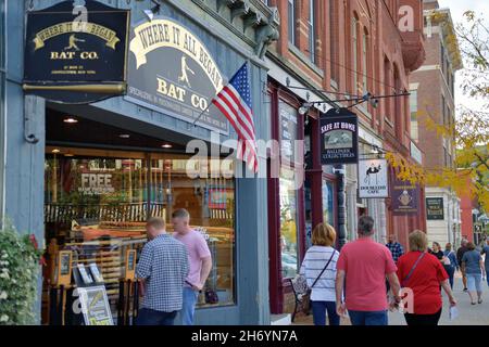 Cooperstown, New York, Stati Uniti. Strada ordinata e pittoresca nella piccola cittadina upstate di Cooperstown a New York. Foto Stock