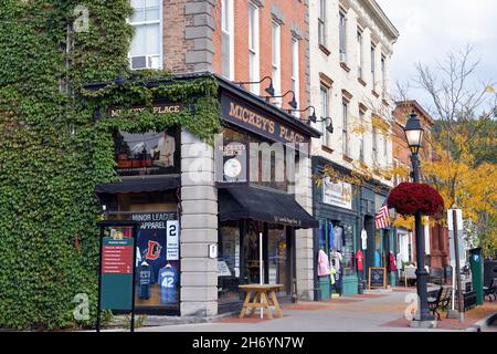 Cooperstown, New York, Stati Uniti. Strada ordinata e pittoresca nella piccola cittadina upstate di Cooperstown a New York. Foto Stock