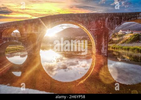 Veduta aerea del Ponte Arslanagica a Trebinje. Bosnia ed Erzegovina Foto Stock