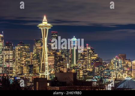 Skyline del centro di Seattle con lo Space Needle di notte da Kerry Park a Washington Foto Stock