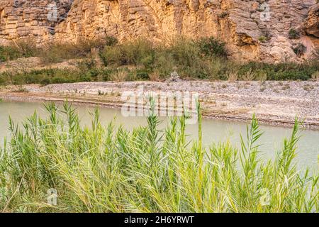 Il fiume Rio Grande che delimita il confine tra gli Stati Uniti e il Messico nel Parco Nazionale di Big Bend Foto Stock