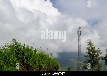 La stazione base ricetrasmittente ha raggiunto aree sottosviluppate, per aprire il segnale della rete di telecomunicazioni. Selo, Boyolali Central Java. Foto Stock