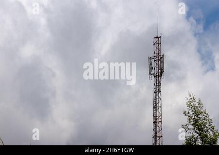 La stazione base ricetrasmittente ha raggiunto aree sottosviluppate, per aprire il segnale della rete di telecomunicazioni. Selo, Boyolali Central Java. Foto Stock