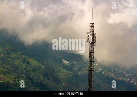 La stazione base ricetrasmittente ha raggiunto aree sottosviluppate, per aprire il segnale della rete di telecomunicazioni. Selo, Boyolali Central Java. Foto Stock