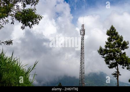 La stazione base ricetrasmittente ha raggiunto aree sottosviluppate, per aprire il segnale della rete di telecomunicazioni. Selo, Boyolali Central Java. Foto Stock