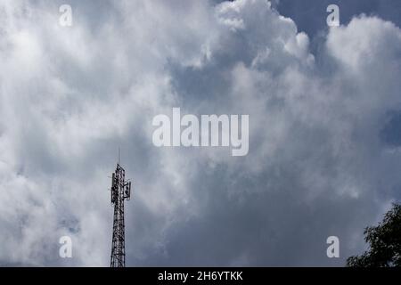 La stazione base ricetrasmittente ha raggiunto aree sottosviluppate, per aprire il segnale della rete di telecomunicazioni. Selo, Boyolali Central Java. Foto Stock