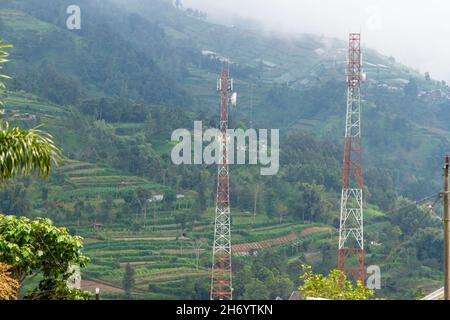 La stazione base ricetrasmittente ha raggiunto aree sottosviluppate, per aprire il segnale della rete di telecomunicazioni. Selo, Boyolali Central Java. Foto Stock