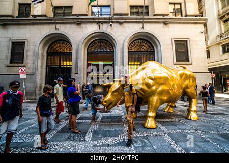 18 novembre 2021, SÃ£o Paulo, SÃ£o Paulo, Brasile: La gente posa accanto alla ''Charging Bull'' (conosciuta come Wall Street Bull) replica statua di fronte alla Borsa di San Paolo (B3) sede, a San Paolo, Brasile, il 18 novembre 2021 (Credit Image: © Cris FAGA/ZUMA Press Wire) Foto Stock