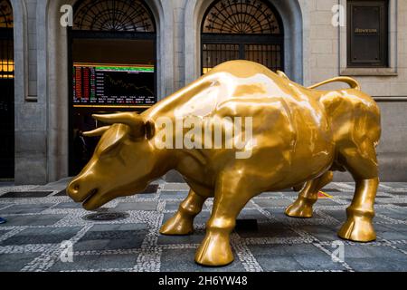 18 novembre 2021, SÃ£o Paulo, SÃ£o Paulo, Brasile: La gente posa accanto alla ''Charging Bull'' (conosciuta come Wall Street Bull) replica statua di fronte alla Borsa di San Paolo (B3) sede, a San Paolo, Brasile, il 18 novembre 2021 (Credit Image: © Cris FAGA/ZUMA Press Wire) Foto Stock