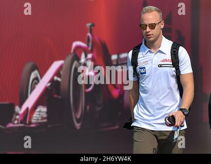 Doha, Qatar. 18 Nov 2021. Il pilota russo Haas F1 Racing Nikita Mazepin arriva sul circuito internazionale di Losail davanti al Gran Premio di Formula uno del Qatar a Doha, Qatar, 18 novembre 2021. Credit: Nikku/Xinhua/Alamy Live News Foto Stock